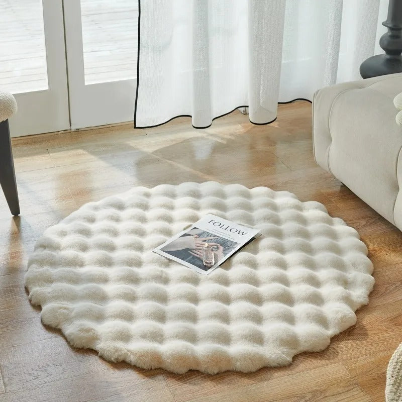 	Tapete felpudo compondo decoração clean com poltrona e cortina 