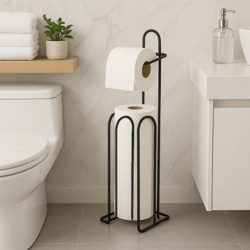 Suporte de papel higiênico de chão preto com rolo em uso e armazenamento vertical para reservas.