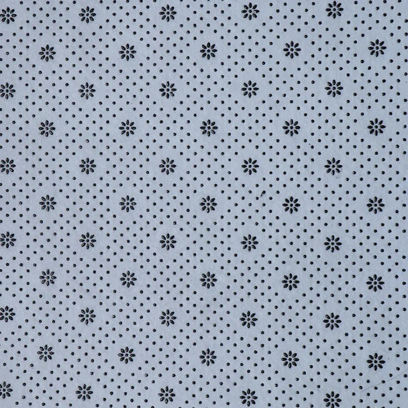 Detalhes do tapete Conchas cinza, mostrando sua superfície macia e design funcional.