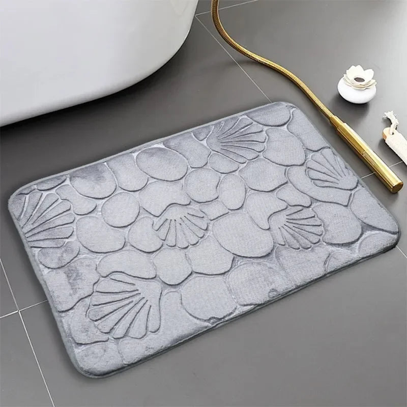 Tapete Conchas cinza antiderrapante com design moderno e toque macio, ideal para banheiros e outros ambientes.