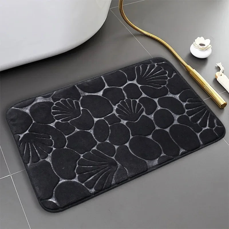 Tapete Conchas preto, com textura confortável e tecnologia antiderrapante para segurança e praticidade.
